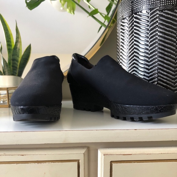 Donald J Pliner nylon/leather embossed wedges - Picture 2 of 6